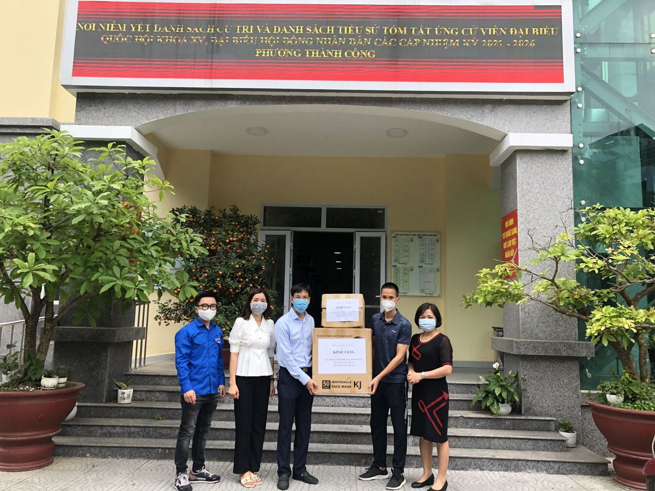 Trao tặng khẩu trang và mũ chống giọt bắn phục vụ công tác phòng chống dịch trên địa bàn phường Thành Công quận Ba Đình, Hà Nội