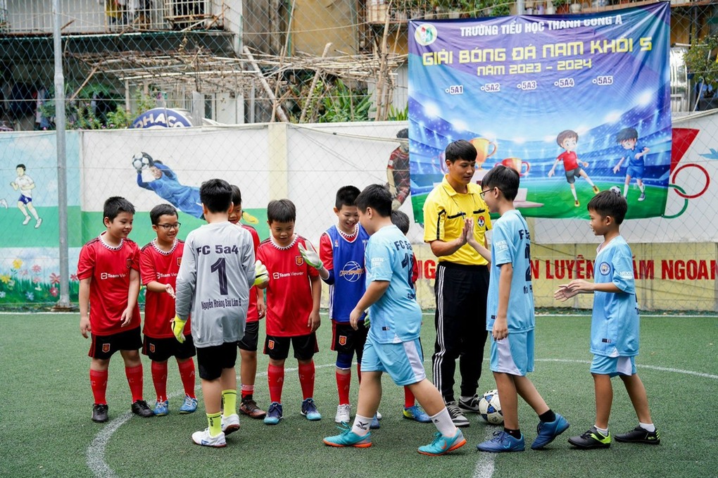 Trận thi đấu bóng đá giữa lớp 5A3 và 5A4 (hiệp 2)