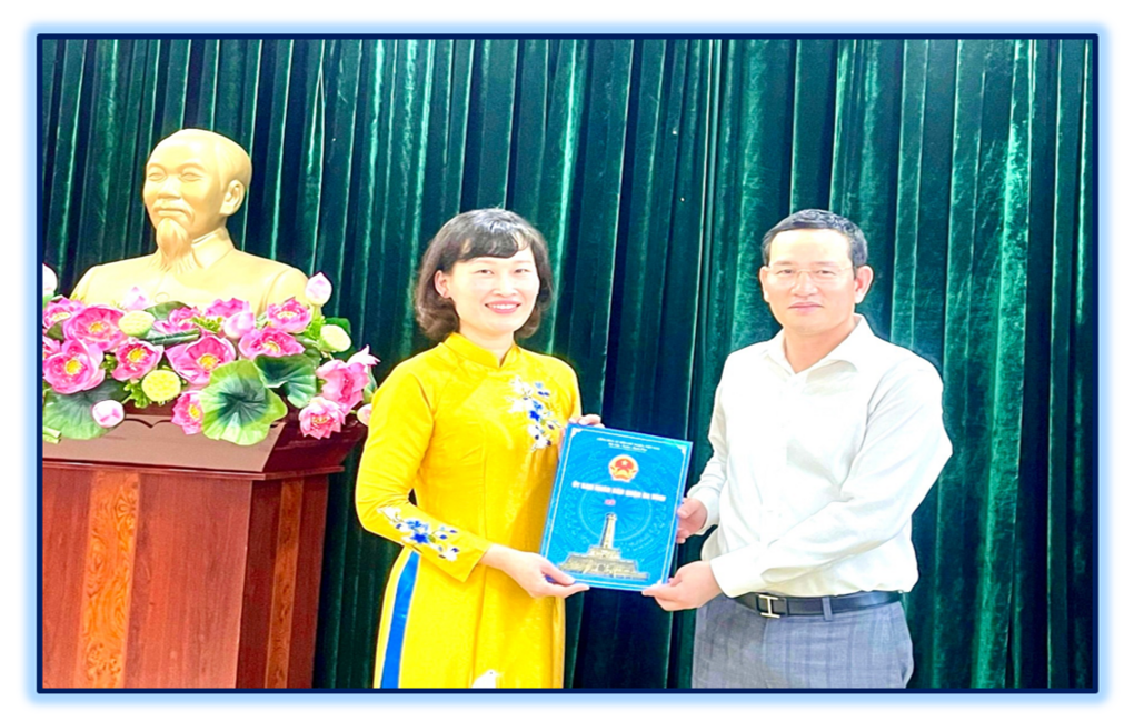 Đồng chí Đỗ Minh Thu - Phó hiệu trưởng trường  Tiểu học Thành Công A nhận nhiệm vụ mới.