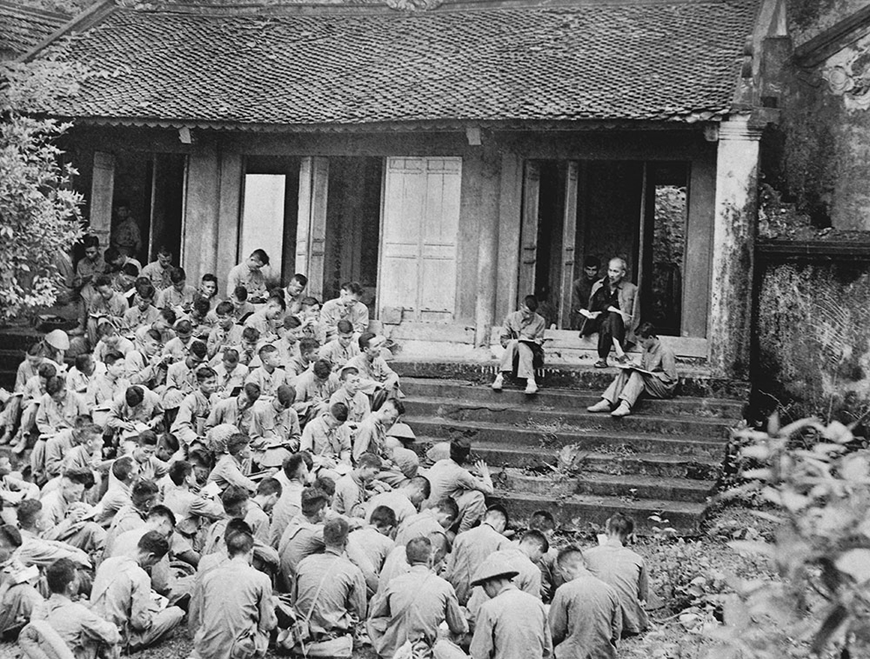 Bức ảnh Chủ tịch Hồ Chí Minh nói chuyện với cán bộ Đại đoàn Quân Tiên phong tại Đền Hùng. Ảnh: Bảo tàng Hồ Chí Minh cung cấp
